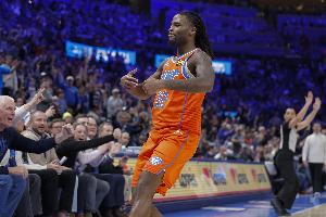 华莱士谈防守哈登：我知道自己面对的是顶尖球员 必须限制其节奏_24直播网