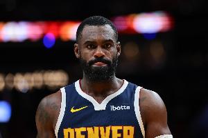 灵犀一点！小哈达威口袋妙传 卡梅隆·约翰逊跟进上篮轻松打中_24直播网