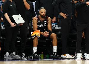 状态不太好！狄龙半场9中2拿到8分1助 4失误&3犯规_24直播网