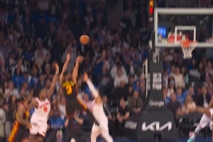 看着就疼！布伦森防守时被麦科勒姆踢到要害 吹后者技术犯规_24直播网