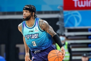 接近三双！宁波外援辛普森半场7中3拿到10分8板7助1断 正负值+17_24直播网