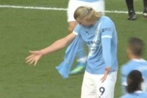 今日趣图：飞天剪刀脚，锁脖撕落衣。看了一场球，附赠UFC。_24直播网