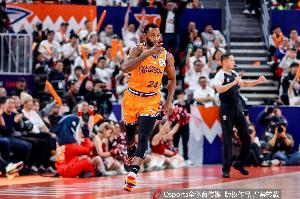 内外开花！弗格战旧主半场6中4贡献14分4助2断 三分5中3_24直播网