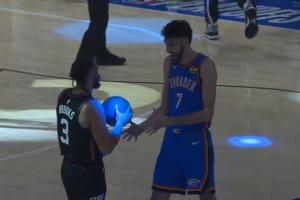 欺负老实人了！狄龙开场不让切特触球😂没打多久又给了一巴掌_24直播网