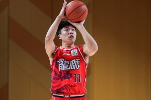 头号功臣！刘颜诚18中9&三分14中6轰27分3板 末节命中关键三分_24直播网