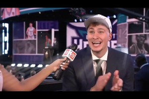 弗拉格在大会被选中采访时 室友克尼佩尔也被选中 状元瞬间欢呼