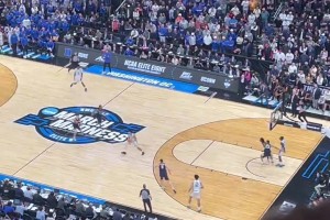 疯三就是这么刺激！高空视角看康大三分绝杀杜克，全场沸腾！