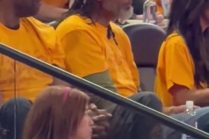 好家伙！今天场边看球的这位白胡子老头竟然是邓肯，差点没认出来🙊