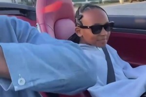 能有什么烦恼呢😊 勒布朗詹姆斯与女儿朱莉快乐出游！